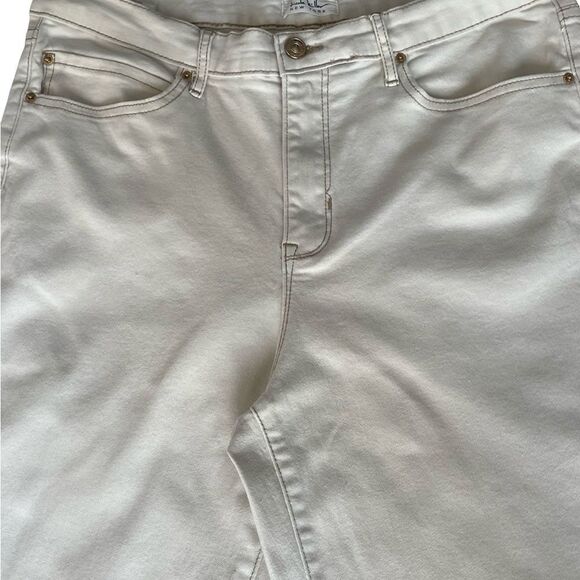 Nicole Miller Flare White Jeans High Rise Boot Cut
Color: Eggshell Size: 14 - Picture 2 of 11